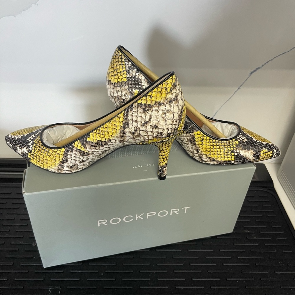ROCKPORT 75mm Total Motion Women’s Pump Sz 6M  CH6723 Yellow Black Grey Snake - Picture 2 of 10